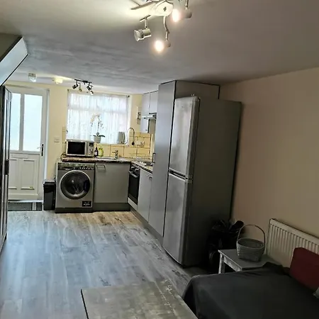 Palaz 1 - 2 Bedroom Garden Flat * Edmonton