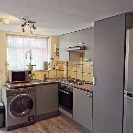 Palaz 1 - 2 Bedroom Garden Flat Apartment *