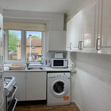 Apartment Spacious Excel 2 Bedrooms, Separate Reception, Kitchen, Full London