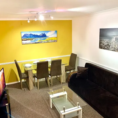 Apartment Spacious Excel 2 Bedrooms, Separate Reception, Kitchen, Full London