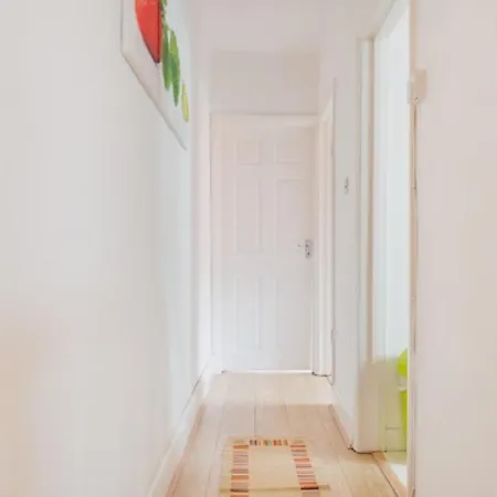 03 Bedroom Apartment-self Check In * London