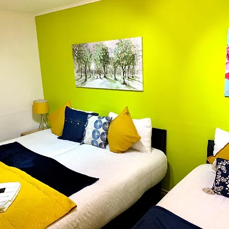 Excel 2 Bedrooms, Reception, Spacious Londres