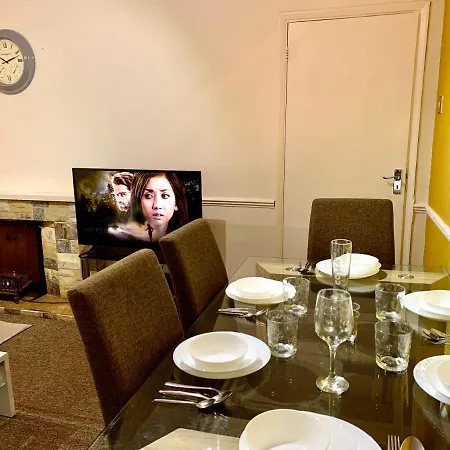 Excel 2 Bedrooms, Reception, Spacious Londres
