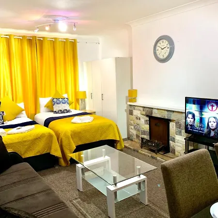 Excel 2 Bedrooms, Reception, Spacious Apartamento *