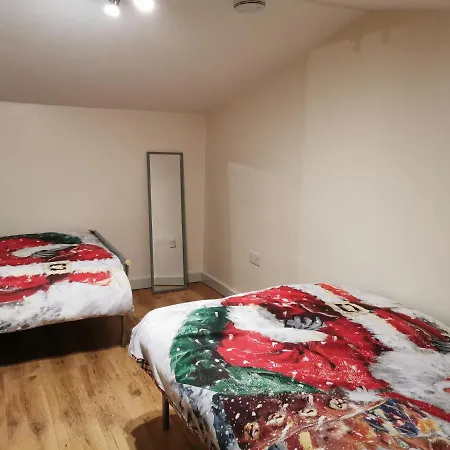 Palaz 1 - 2 Bedroom Garden Flat Apartment Edmonton