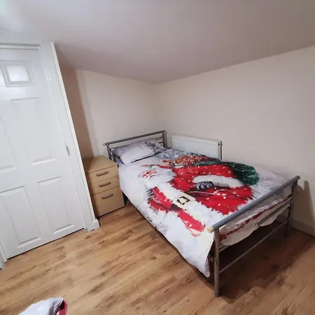 Palaz 1 - 2 Bedroom Garden Flat Edmonton