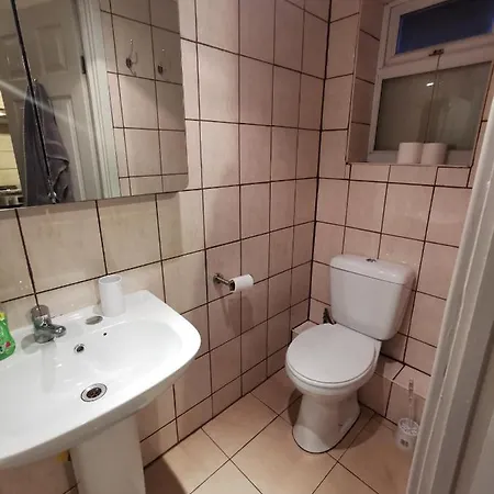 Palaz 1 - 2 Bedroom Garden Flat Apartment Edmonton