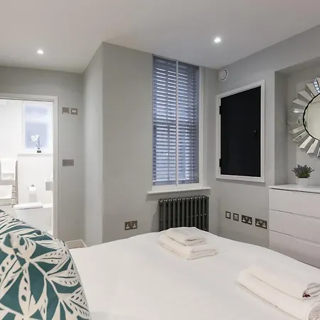Urban Chic - Wellington Apartment London
