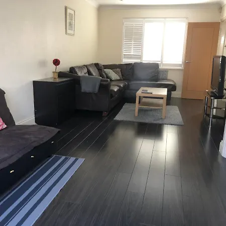The Hollies Haven & Free Parking - Perfect London Long Holiday home