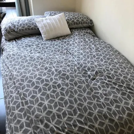 The Hollies Haven & Free Parking - Perfect London Long