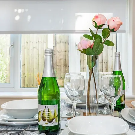 South Woodford 2 Bed En-suite House * Londra