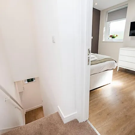 South Woodford 2 Bed En-suite House *