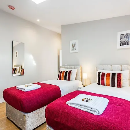 South Woodford 2 Bed En-suite House *