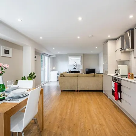 South Woodford 2 Bed En-suite House *
