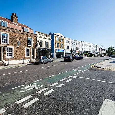 South Woodford 2 Bed En-suite House * Londra