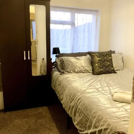 Turnpike Uxbridge Suites Homestay Uxbridge