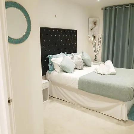 Chiswick Park Apartments, Chiswick, West Apartment London