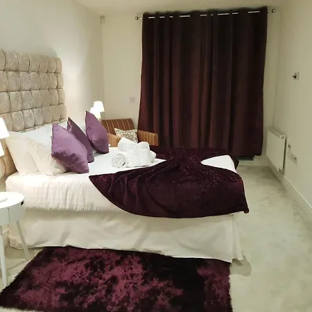 Chiswick Park Apartments, Chiswick, West Apartment London