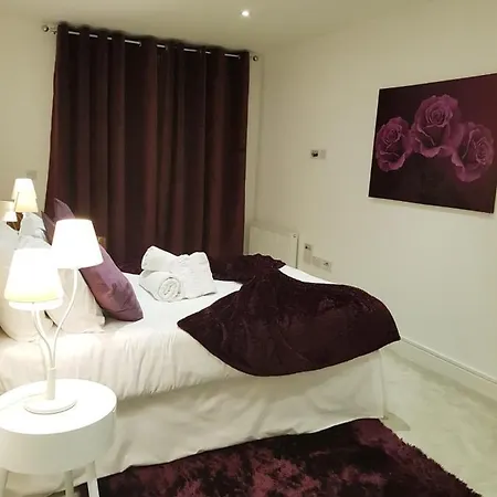 Apartment Chiswick Park Apartments, Chiswick, West London