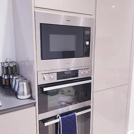 Chiswick Park Apartments, Chiswick, West Apartment *