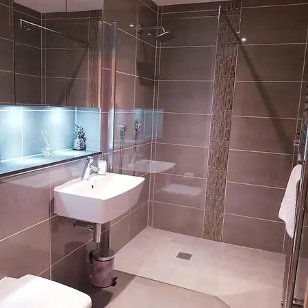 Chiswick Park Apartments, Chiswick, West London