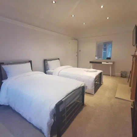 New Double Bedroom Close To Whitton Station Homestay Twickenham