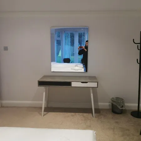 New Double Bedroom Close To Whitton Station Homestay Twickenham