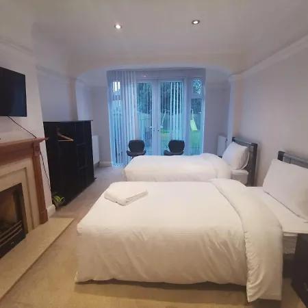 New Double Bedroom Close To Whitton Station *