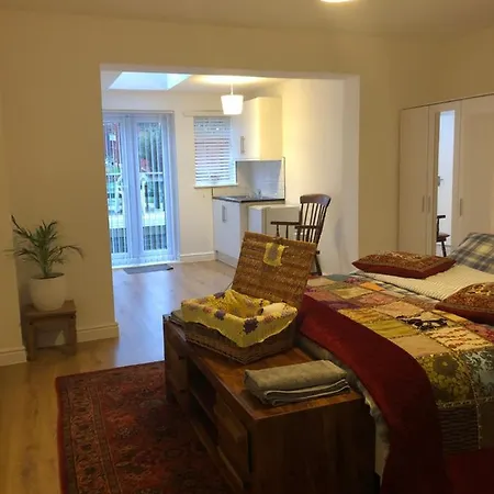 Commodity Guest house *