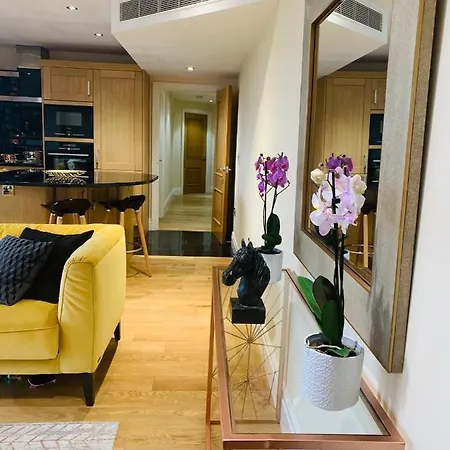 Thames View Apartment, Imperial Wharf London
