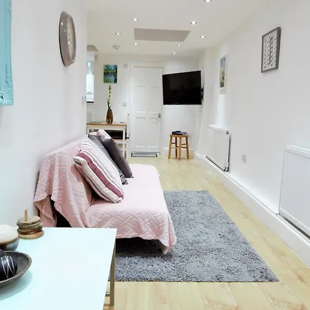 Newly Refurbished 2 Bedroom In The Heart Of Greenwich *