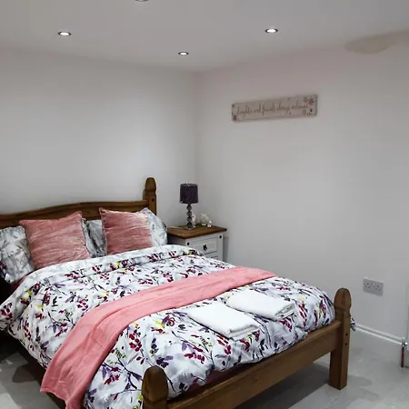 Newly Refurbished 2 Bedroom In The Heart Of Greenwich Londra