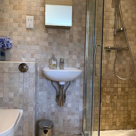 Notting Hill 3br Townhouse With Ensuite Bathrooms - Ideal For Families Londra