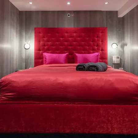 Amazingly Luxurious Loft Apartment, Soho - 3 Bedrooms, 2 Bath & Office Apartment *