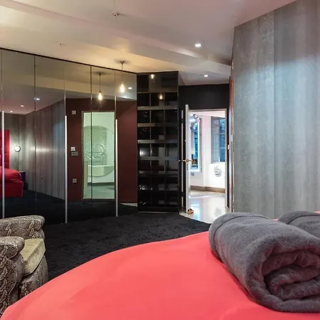 Amazingly Luxurious Loft Apartment, Soho - 3 Bedrooms, 2 Bath & Office * London