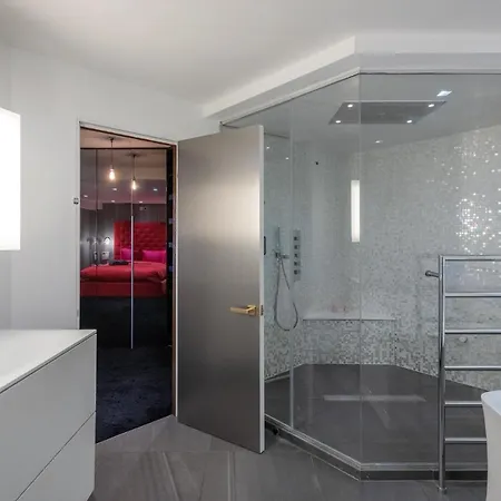Amazingly Luxurious Loft Apartment, Soho - 3 Bedrooms, 2 Bath & Office Apartment London