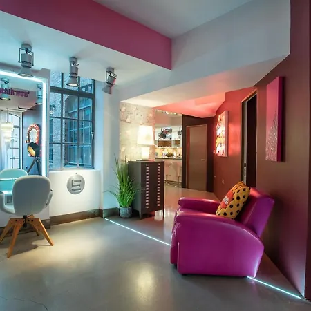 Amazingly Luxurious Loft Apartment, Soho - 3 Bedrooms, 2 Bath & Office Apartment