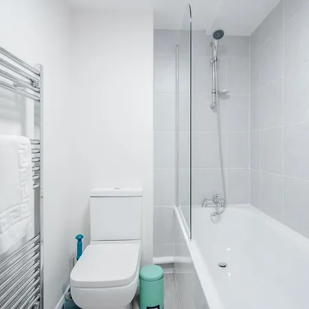 Stunning 2 Bedroom Duplex In Center Of Camden! *