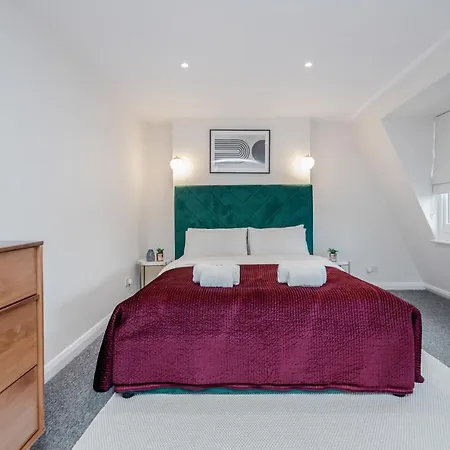 Stunning 2 Bedroom Duplex In Center Of Camden!