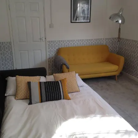 One Bedroom Flat In Fulham * London