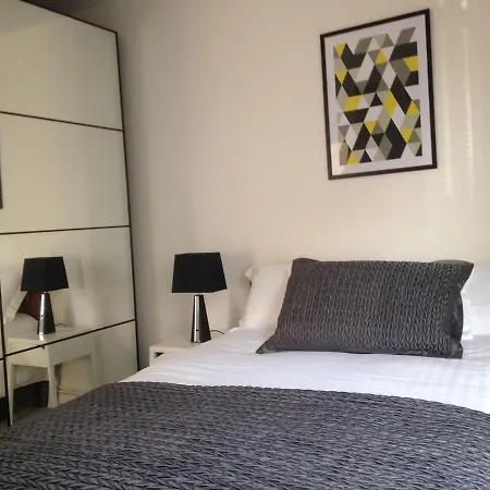 One Bedroom Flat In Fulham * London