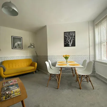 One Bedroom Flat In Fulham * London