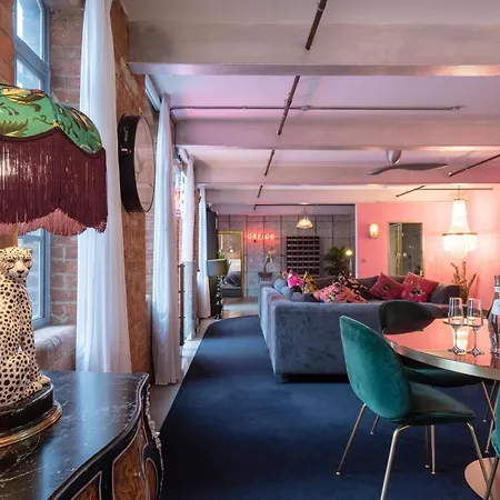 Amazingly Luxurious Loft Apartment, Soho - 3 Bedrooms, 2 Bath & Office London