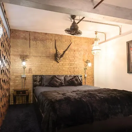 Amazingly Luxurious Loft Apartment, Soho - 3 Bedrooms, 2 Bath & Office Apartment London
