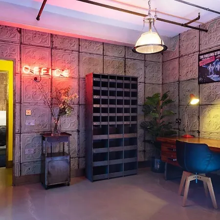Amazingly Luxurious Loft Apartment, Soho - 3 Bedrooms, 2 Bath & Office Apartment *