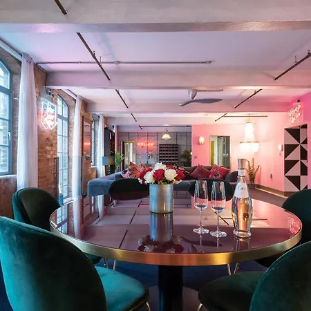 Amazingly Luxurious Loft Apartment, Soho - 3 Bedrooms, 2 Bath & Office London
