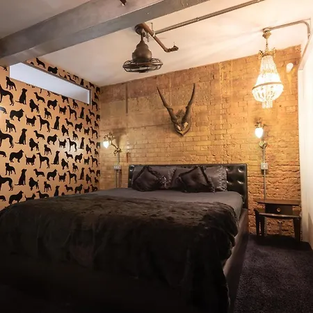 Amazingly Luxurious Loft Apartment, Soho - 3 Bedrooms, 2 Bath & Office Apartment *