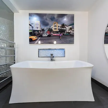 Amazingly Luxurious Loft Apartment, Soho - 3 Bedrooms, 2 Bath & Office Apartment London