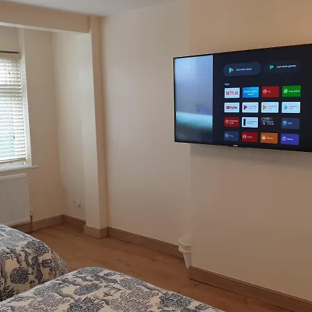 Apartment Luxury 3 Bedroom Flat 1min Walk From Underground, With Free Parking Sleeps X10 *