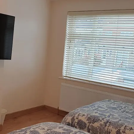 Luxury 3 Bedroom Flat 1min Walk From Underground, With Free Parking Sleeps X10 Apartment *